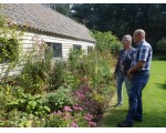 Jan en Gerda zijn weg van Sanguisorba 'Pink Brushes'.