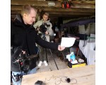 Kevin houdt het testpapiertje op.