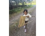 Tot slot na 17.00 uur: Het opruimen. Kleindochter Noura helpt dapper mee.