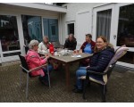 Ondanks het mooie aprilweer is het nog fris. Met een jas op het terras.