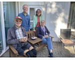 Gastheer en -vrouw Jan en Nanny en eerste standbemanning van De Stek, Hans en Riet, staan en zitten klaar.