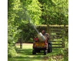 De eiken langs het pad naar de moestuin worden bespoten.