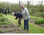 Aandachtig worden de plantjes bestudeerd.