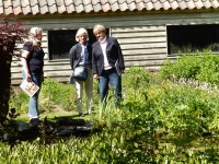 Belangstellend kijken de dames van Berkel Tuinen in het vijverwater, misschien zien ze de talloze salamanders.