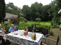 Op het terras is gelegenheid om even uit te blazen met een hapje en een drankje.